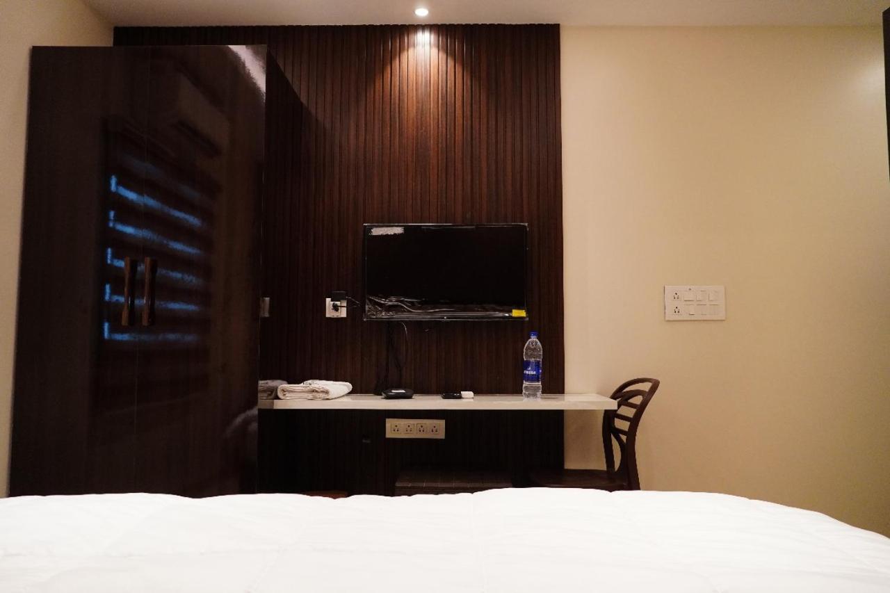 L. R Residency Hotel Канчипурам Екстериор снимка