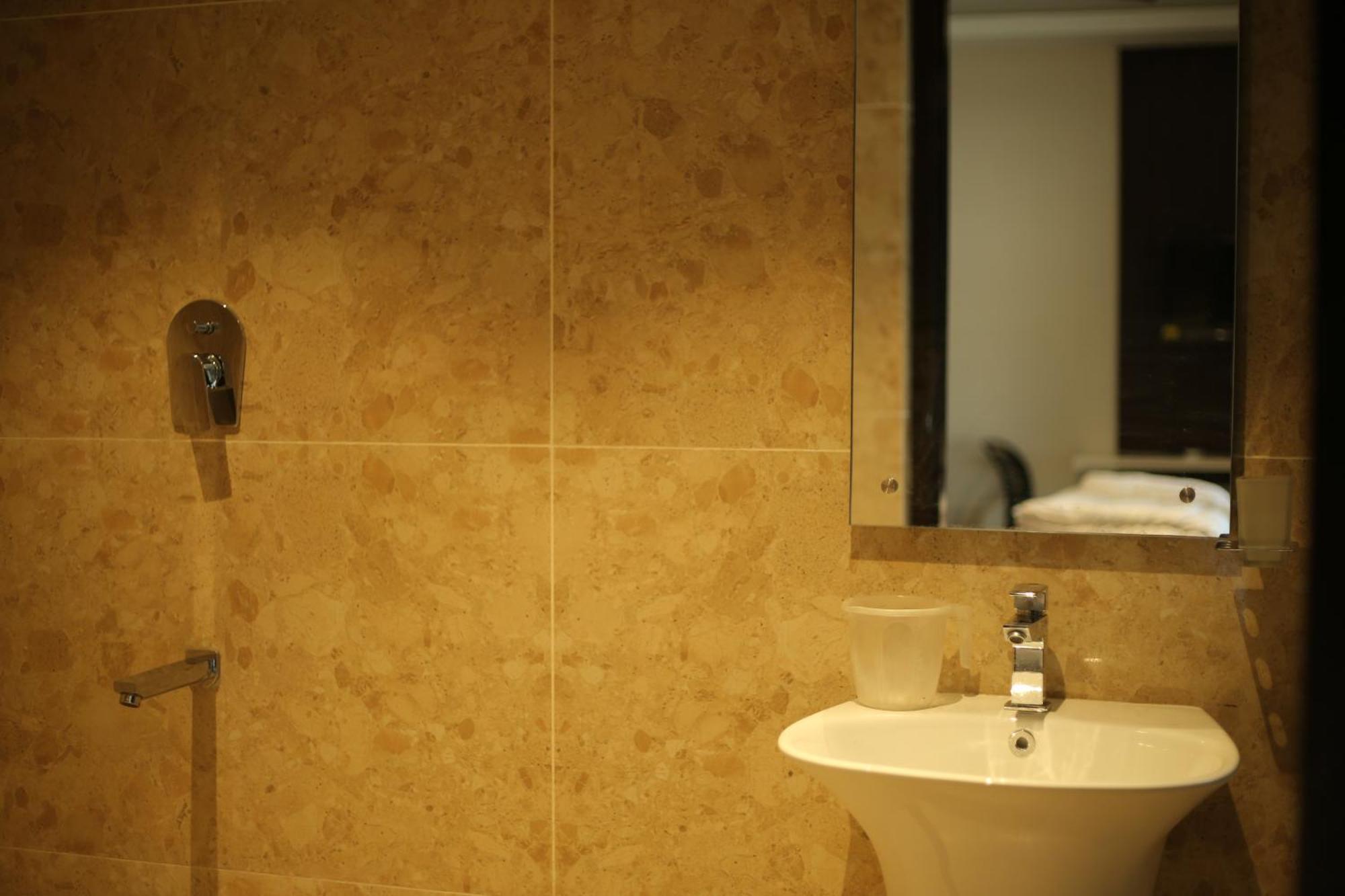 L. R Residency Hotel Канчипурам Стая снимка